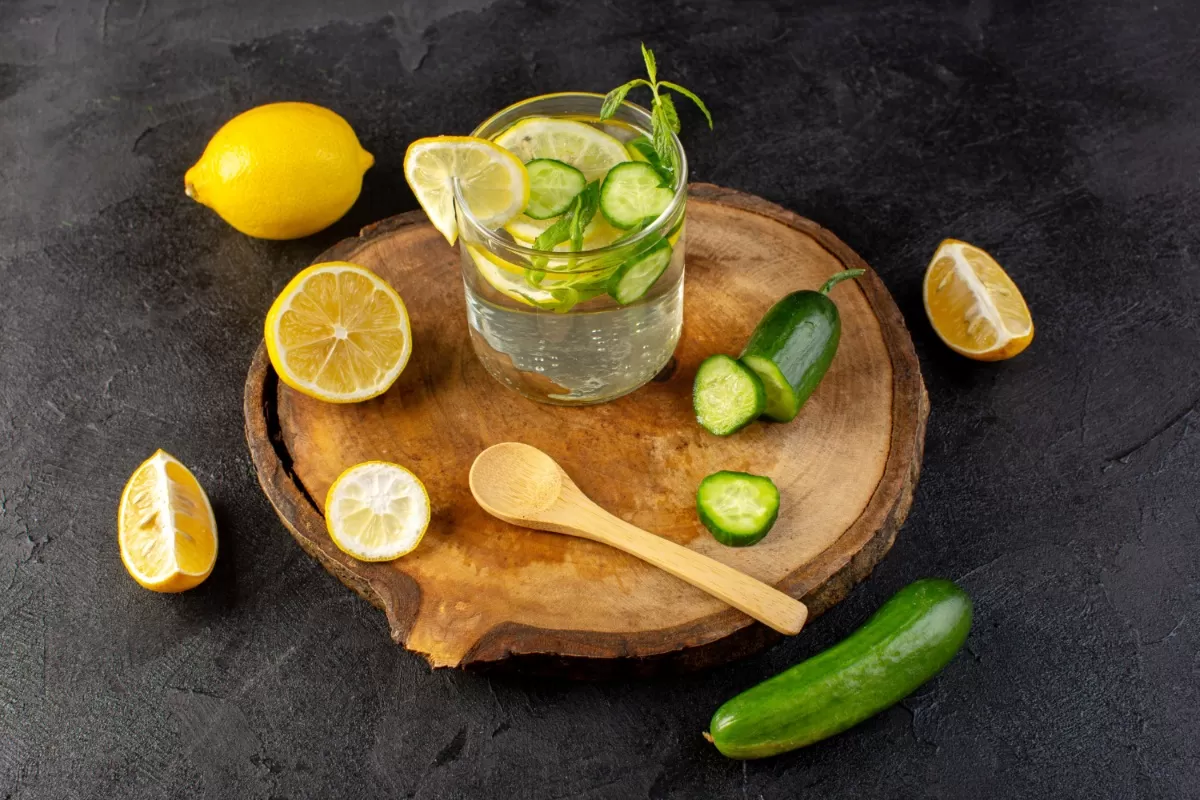 Ilustrasi - Infused water lemon dan timun, salah satu minuman sehat saat Iduladha untuk menetralisir efek kebanyakan daging kurban. (Freepik/KamranAydinov)