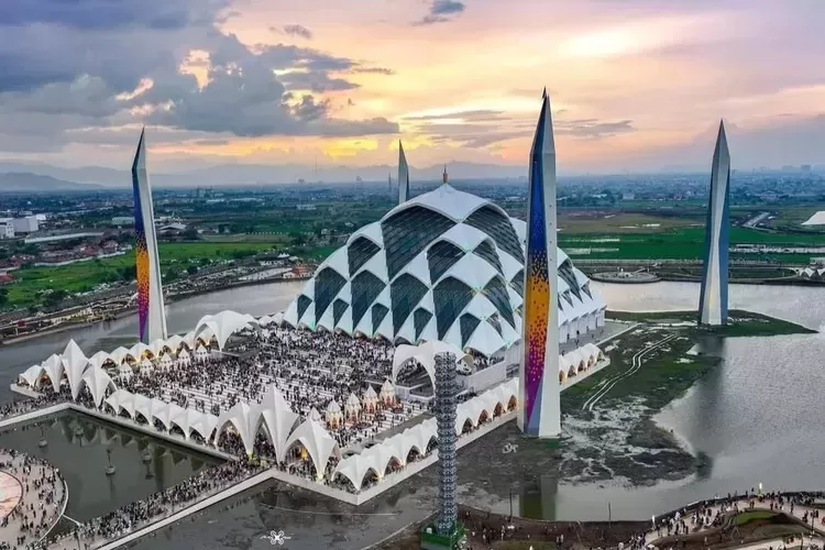 Masjid Raya Al-Jabbar jaraknya 4,2 kilometer atau 10 menit dari Stasiun Tegalluar. (pojoksatu.id)