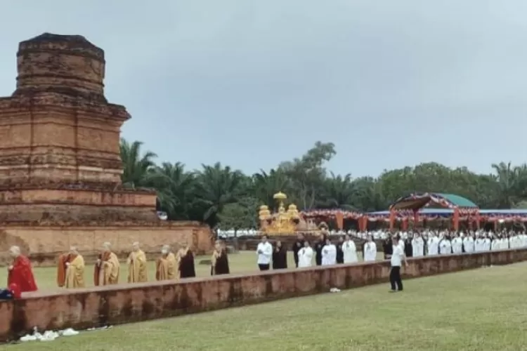 Umat Buddha di Pulau Sumatra, merayakan Waisak di Candi Bahal I, candi terbesar di kompleks Candi Bahal, Padang Lawas Utara, Sumatra Utara. (egindo.com)