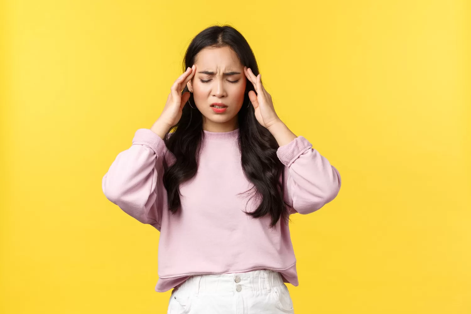 Ilustrasi -Pusing kepala hebat bisa dipicu kurang tidur, migrain, vertigo, stres hingga tekanan darah tidak stabil. Kenali penyebab dan tandanya. (Freepik/benzoix)