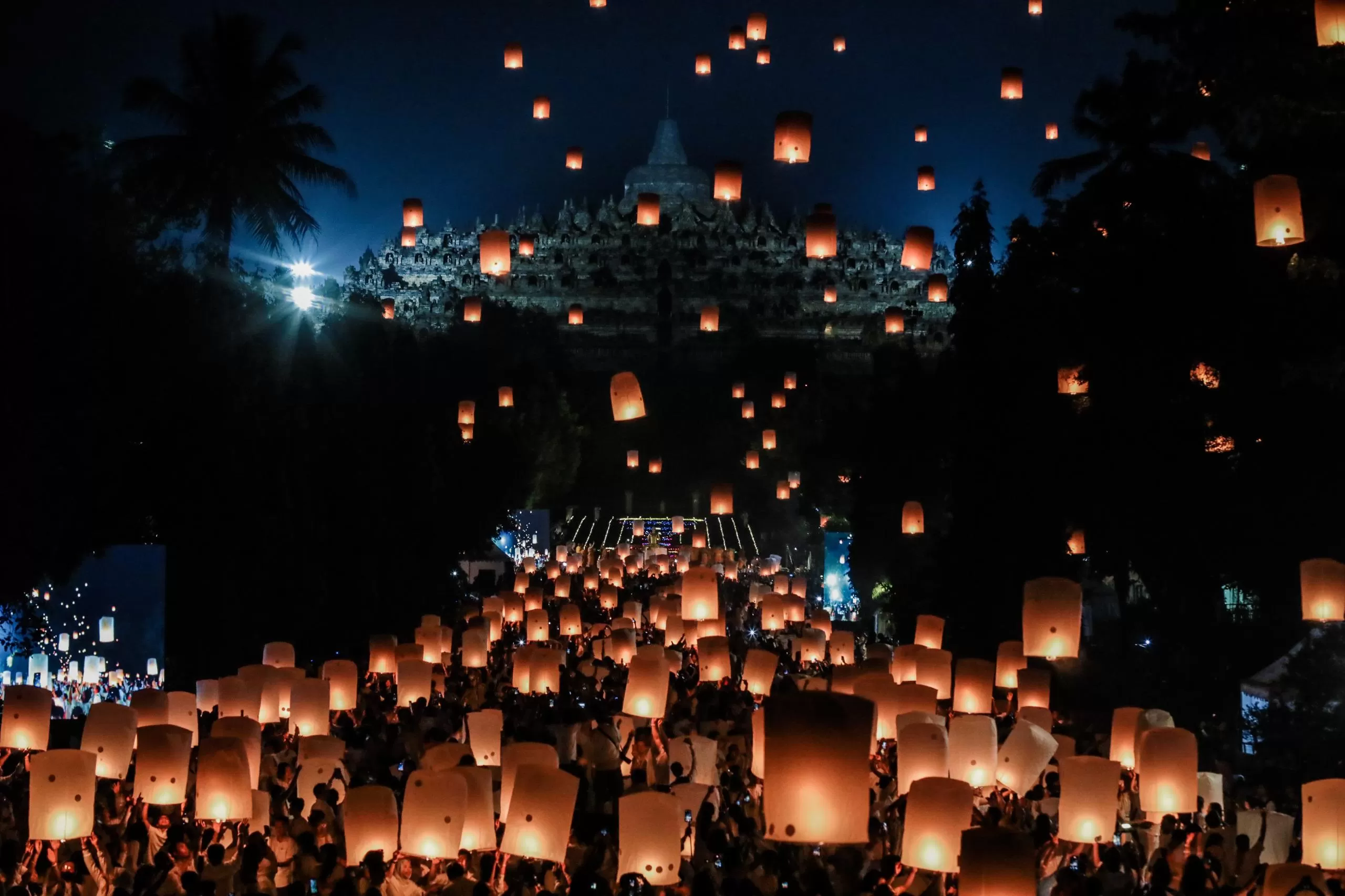 Langit Borobudur akan kembali bercahaya malam ini. Ribuan lampion dan drone show siap menjadi daya tarik utama Waisak 2026. (Dok. InJourney Hospitality)