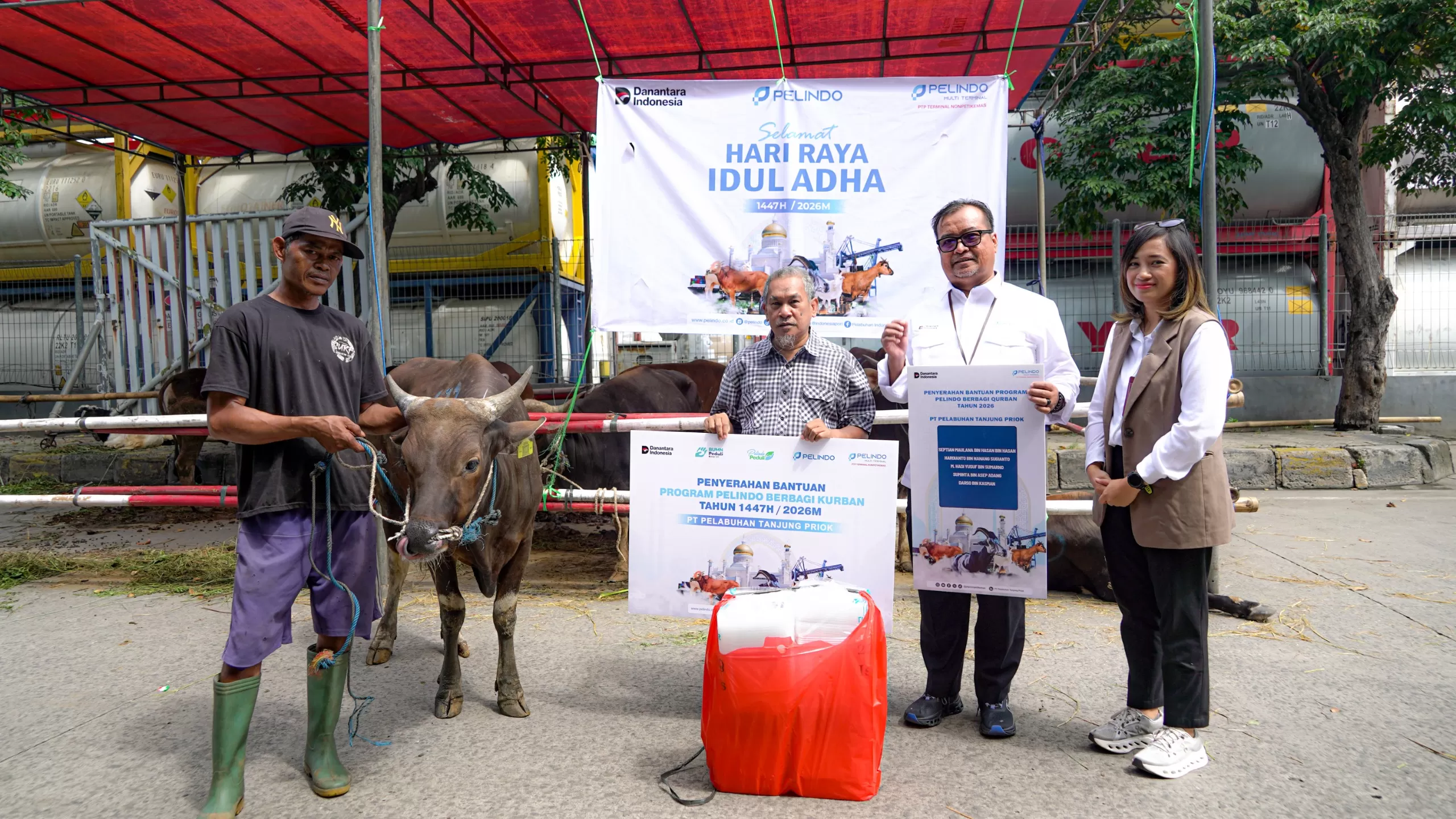 Direktur Utama PTP Nonpetikemas, Indra Hidayat Sani, menyerahkan Sapi Kurban kepada salah satu penerima manfaat, yakni perwakilan Yayasan Al Jihad atau Masjid Al Jihad, Jakarta Utara. (Dok. PTP Nonpetikemas)