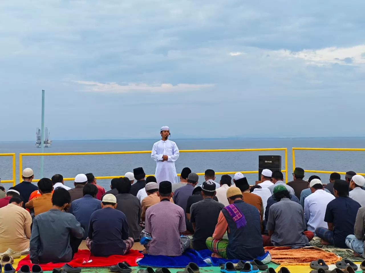 Para Perwira yang bertugas di Sepinggan Field Offshore, fasilitas anjungan pengeboran dan produksi minyak serta gas lepas pantai yang dikelola oleh PHKT, saat merayakan Iduladha 1447 H. (Dok. Subholding Upstream Pertamina)