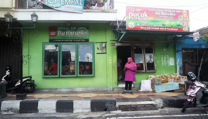 Tempat makan Sop Empal Bu Haryoko, Magelang. (Jdfoodiary via kagama.co)
