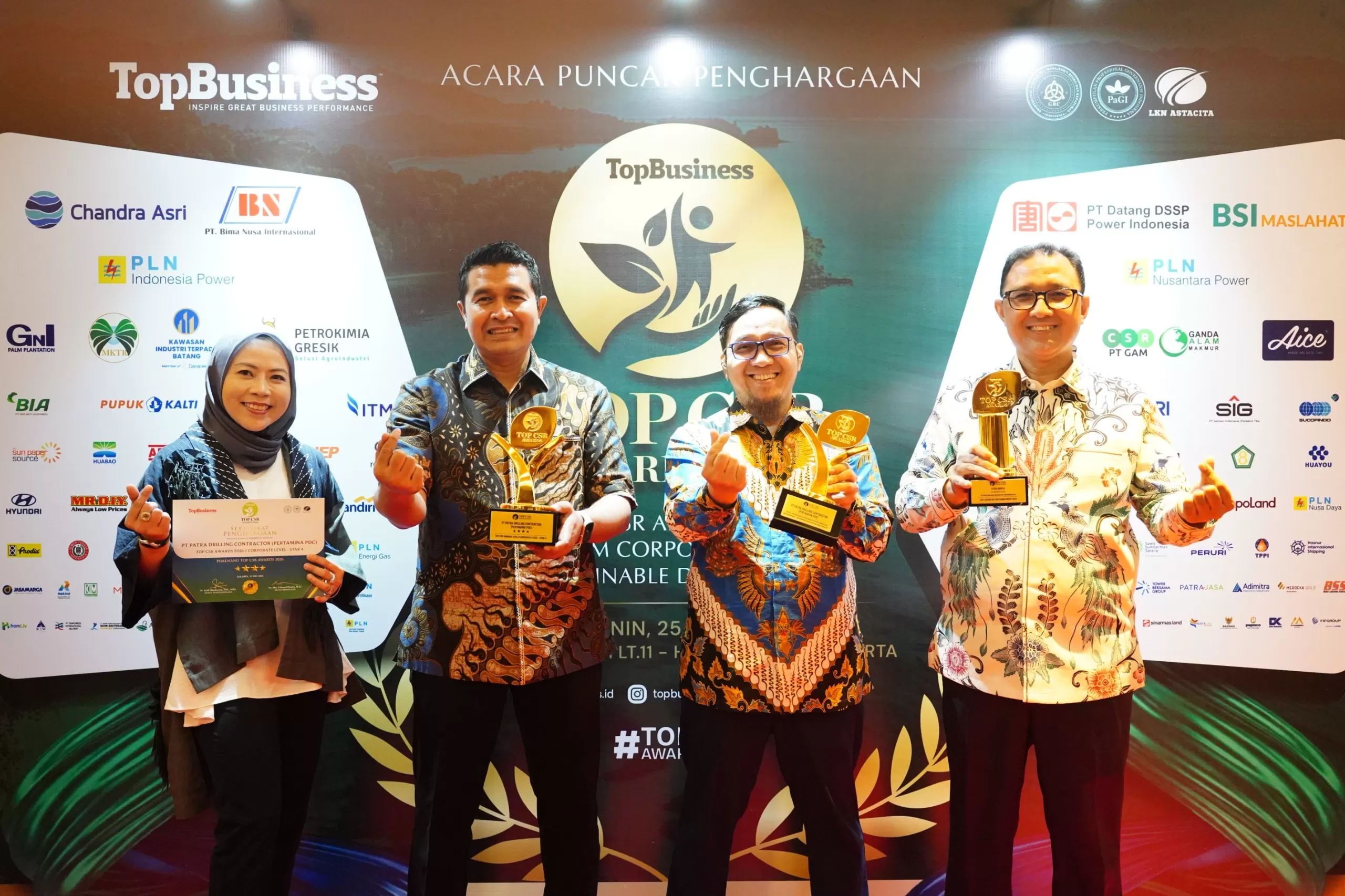 Penyerahan Penghargaan Award TOP CSR 2026 yang di terima oleh Fitra Adriza (kanan), Rahmat Wijaya, Agam Munawar, Ani Aryani (kiri). (Dok. PDC)