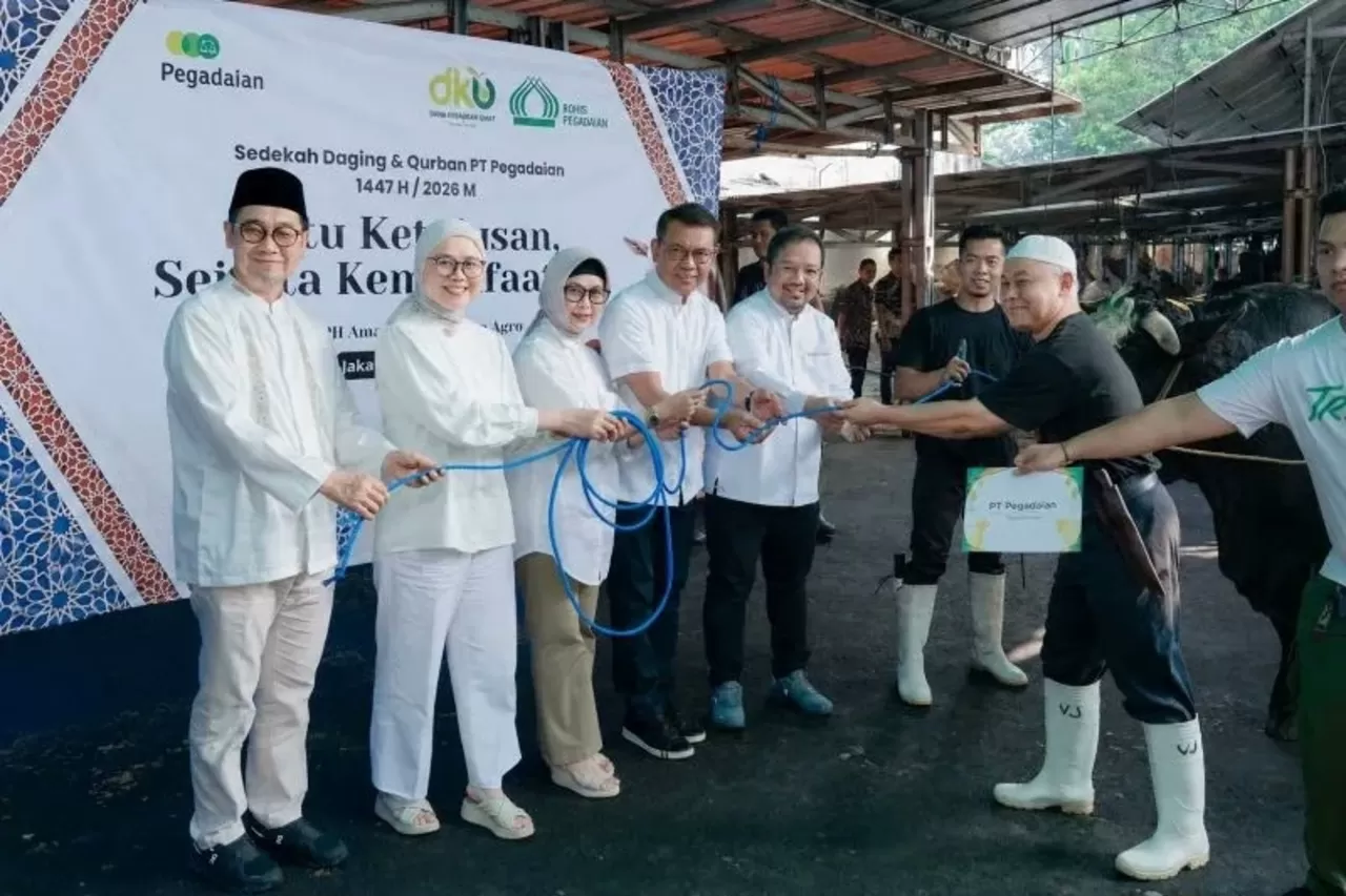 Rohis Pegadaian menghimpun 22 hewan kurban dan menyalurkan sekitar 4.500 paket daging bagi masyarakat yang membutuhkan. (Dok. Pegadaian)