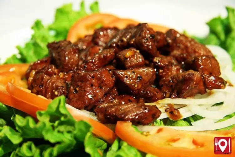 Lok Lak khas Kamboja terbuat dari daging sapi yang dimasak dengan kecap, saus tiram, dan lada hitam.   (Tripadvisor/Kabbas Restaurant)