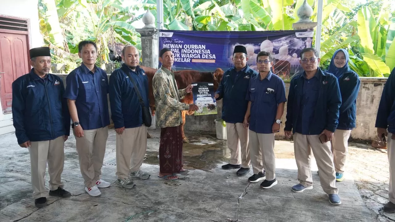 Penyerahan dua ekor sapi dan empat ekor kambing di desa Sidokelar, Lamongan oleh Tim PHBI dan TJSL PAL pada Selasa (26/5). (pal.co.id)