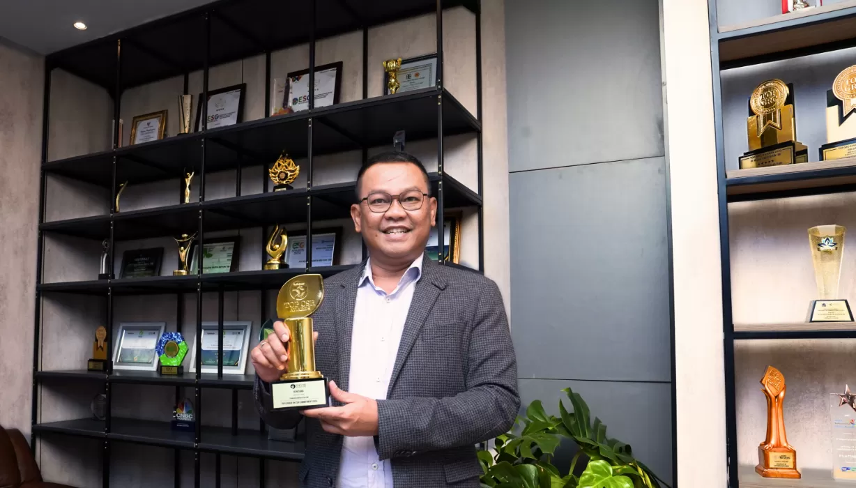 WIKA Beyon borong tiga penghargaan di ajang TOP CSR Awards 2026 termasuk penghargaan TOP Leader on CSR Commitment 2026 yang diraih Dirut WIKA Beton, Kuntjoro. (wika-beton.co.id)