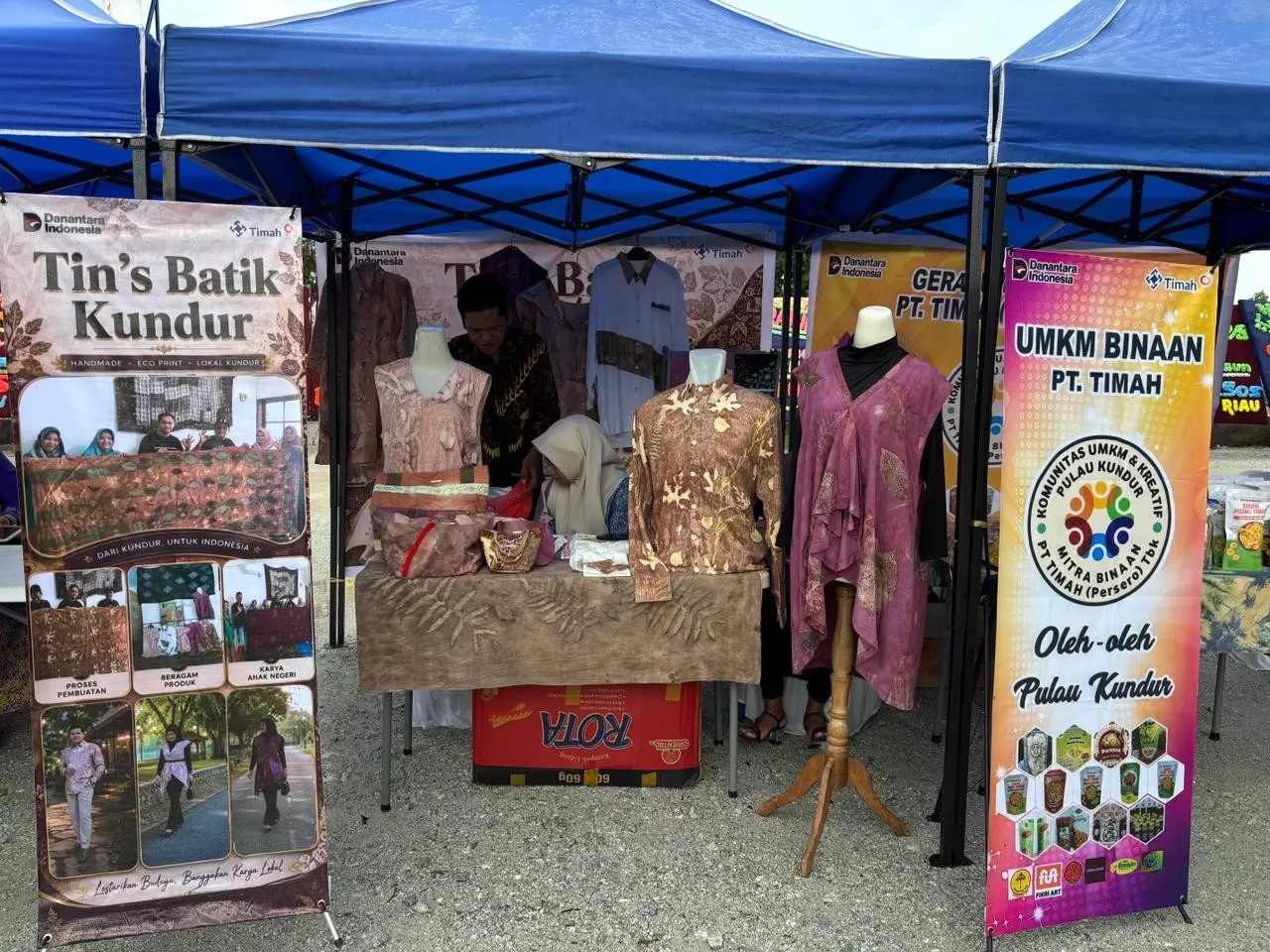 PT TIMAH memfasilitasi UMKM binaan tampil di Bazaar UMKM Karimun, menghadirkan produk batik hingga kuliner lokal untuk promosi pasar lebih luas. (Dok. PT Timah)