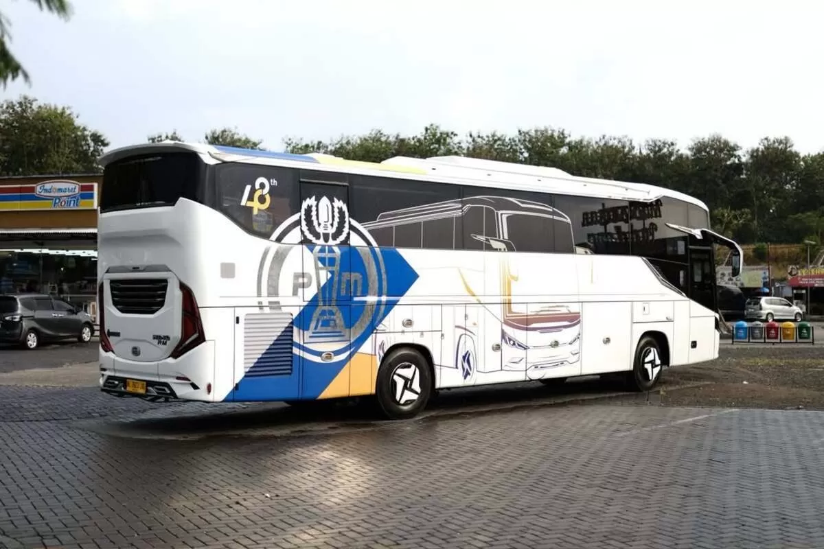 DAMRI menghadirkan 10 bus baru untuk rute lintas tiga negara Indonesia, Malaysia, dan Brunei dengan fitur modern dan kenyamanan lebih baik. (Instagram @karoseripialamas_official)