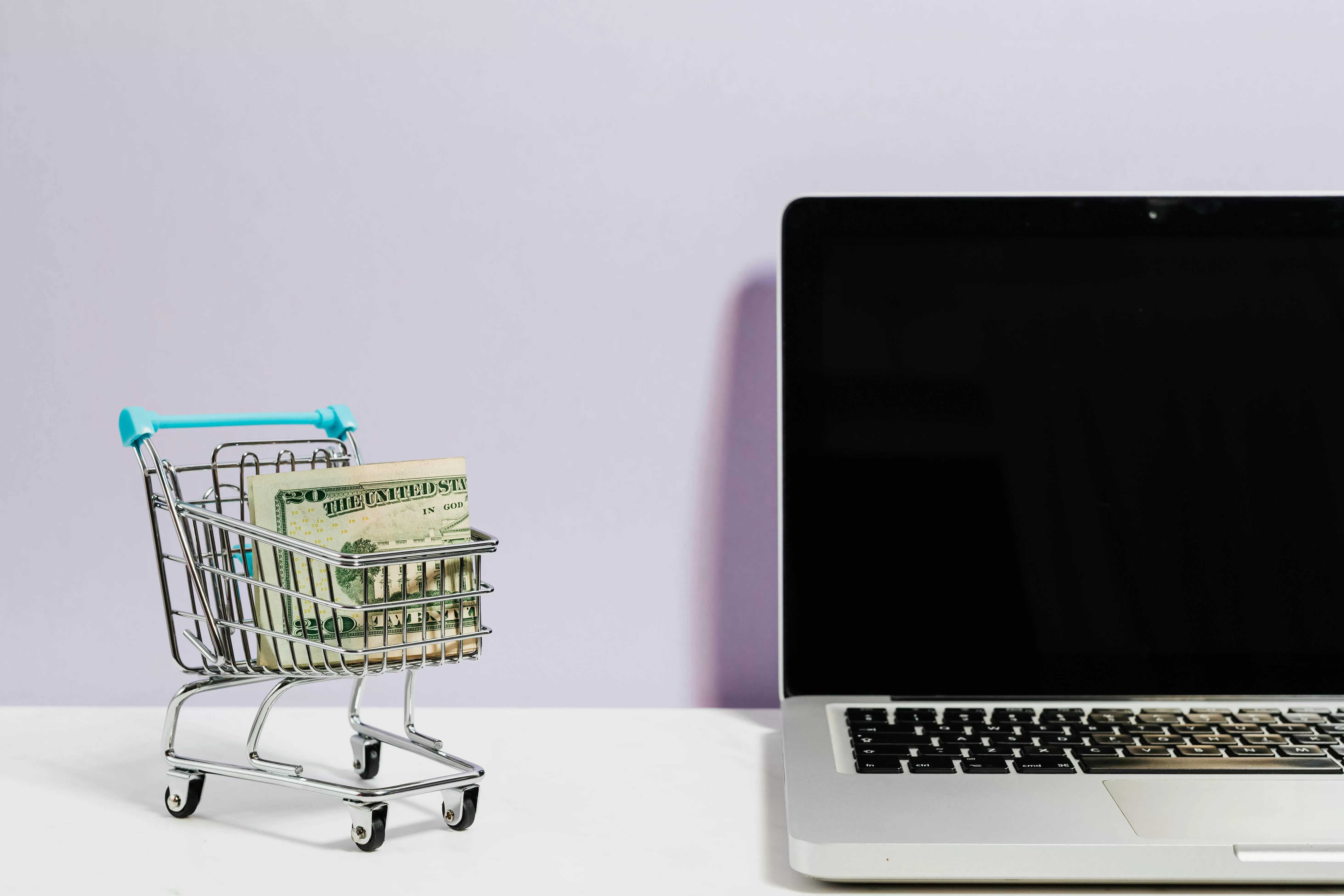 Ilustrasi. Dalam sistem affiliate marketing, seorang afiliator akan mendapat komisi setelah mempromosikan sebuah produk atau jasa orang lain.  (Pexels/www.kaboompics.com)