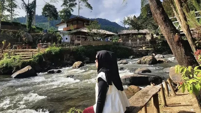 Aliran sungai yang jernih, bebatuan alami, dan suasana hijau di sekelilingnya menjadikan tepi sungai Nature Riverside Ciherang sebagai salah satu spot favorit untuk berfoto.