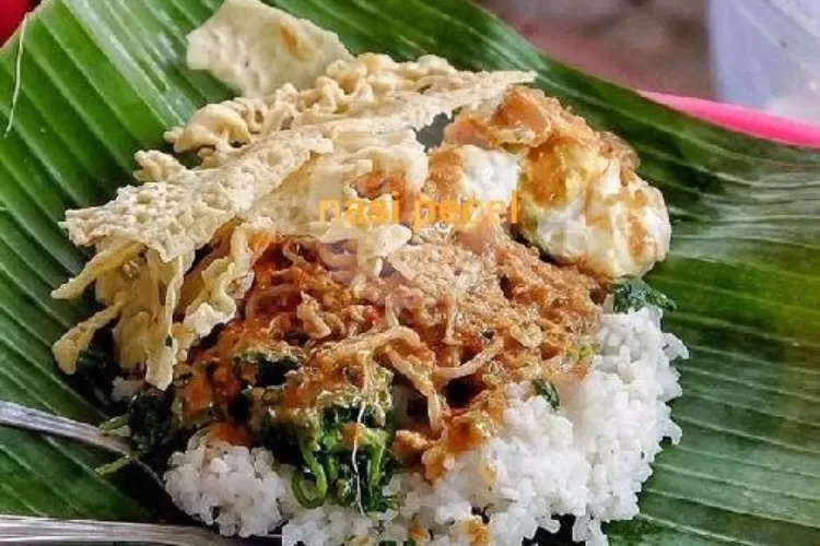 Pecel Blitar mirip pecel Madiun. Bumbu dan tampilannya saja yang sedikit berbeda. (Gofood/Nasi Pecel Blitar Junrejo)