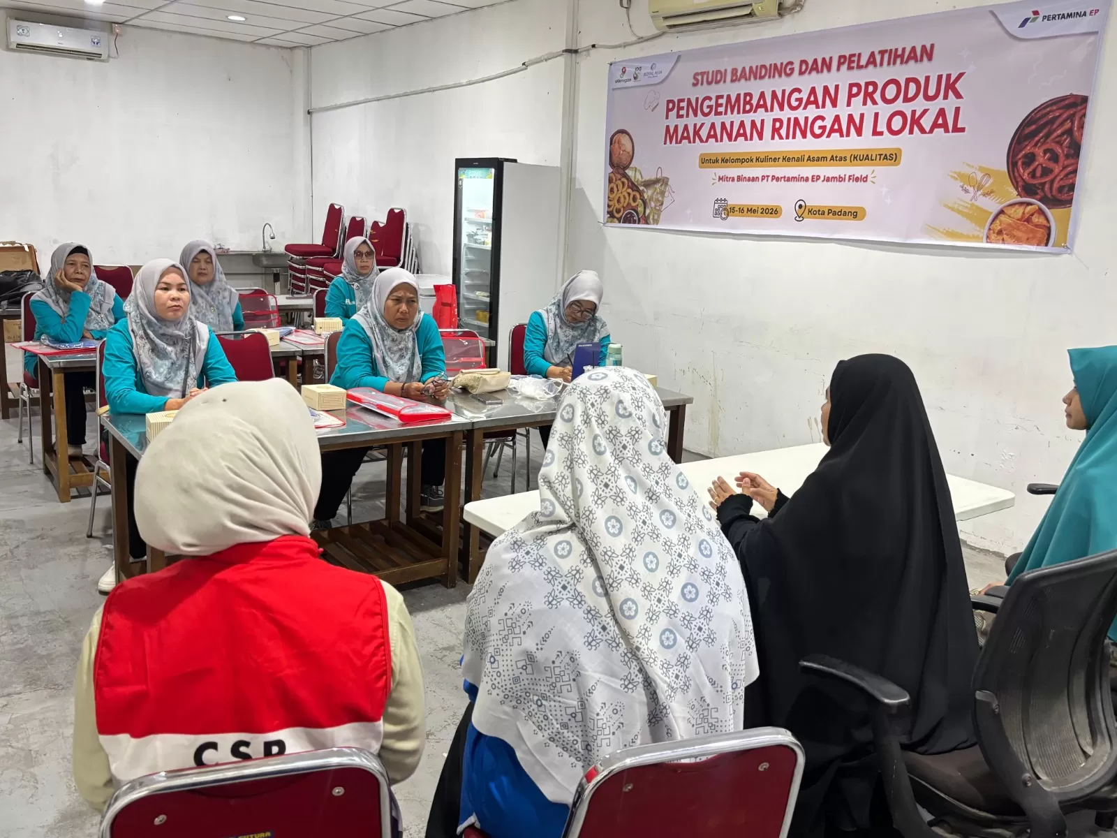 Anggota Kelompok KUALITAS mempelajari proses produksi keripik balado/sanjai dan produk olahan singkong lainnya guna mendorong diversifikasi produk UMKM agar lebih berdaya saing. (Dok. PEP Jambi Field)