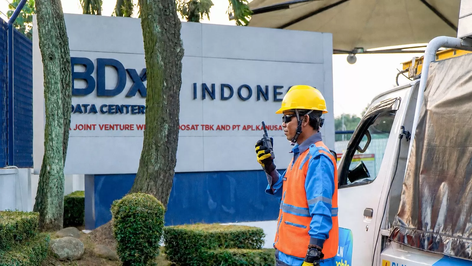 Ilustrasi - PLN sedang melakukan koordinasi pengamanan jaringan listrik di data center BDx CGK4 di Kabupaten Purwakarta, Jawa Barat. (Dok. PLN)