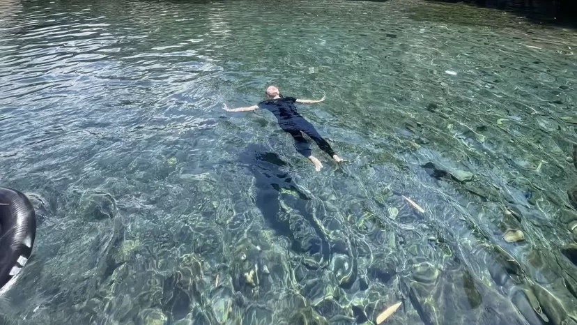 Airnya bening sampai dasar kolam terlihat jelas dari atas permukaan.