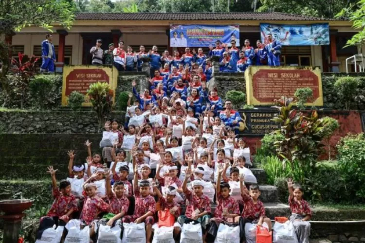 Dewan Komisaris Pertamina hadir memberikan cerita inspirasif kepada siswa SDN Antiga, Kabupaten Karangasem pada Kamis (28/5/2026). (DOK. Pertamina)