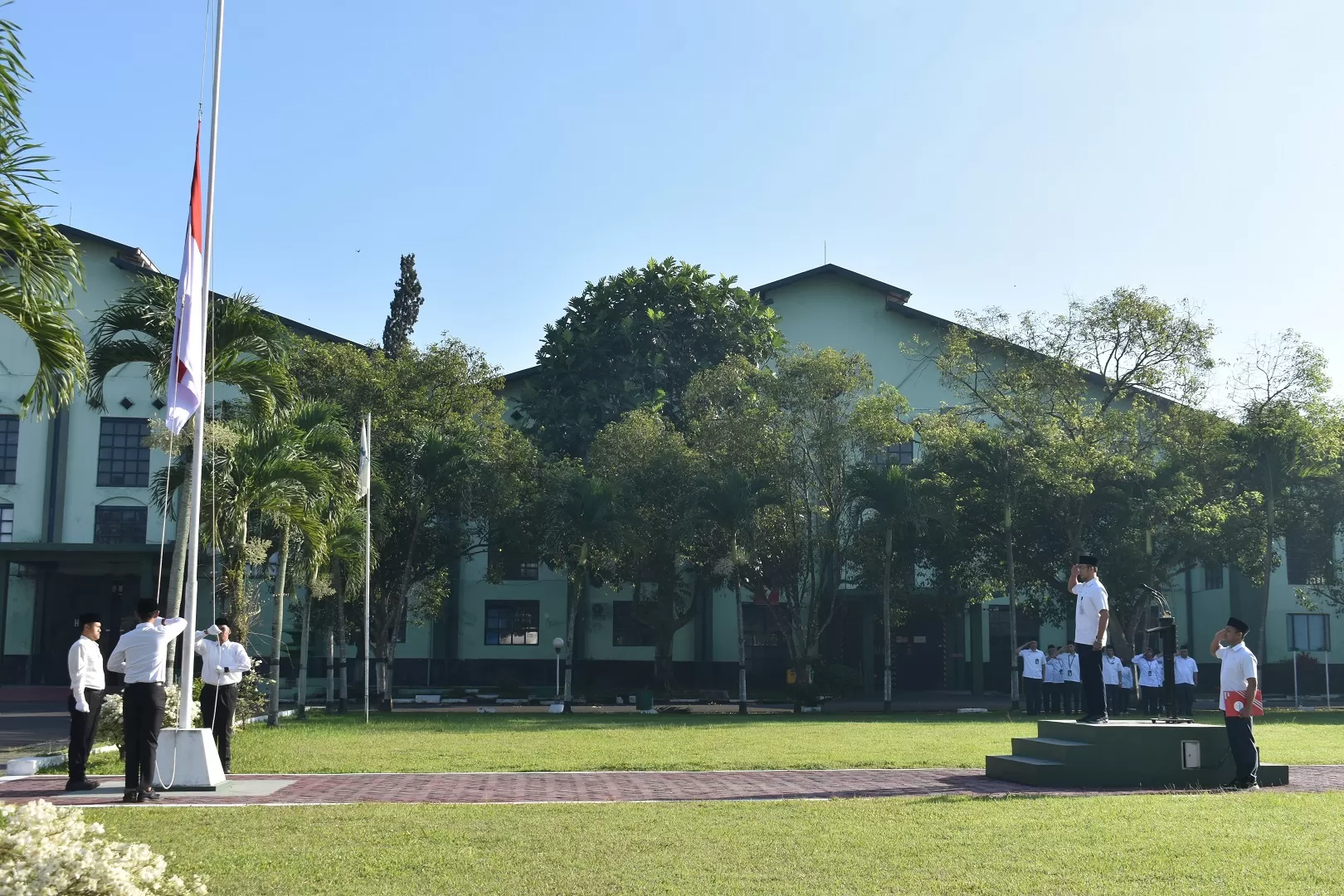 PT Pindad menggelar upacara Hari Lahir Pancasila 2026 di Bandung dan Malang, sekaligus menegaskan pentingnya nilai persatuan bangsa. (Dok. Pindad)