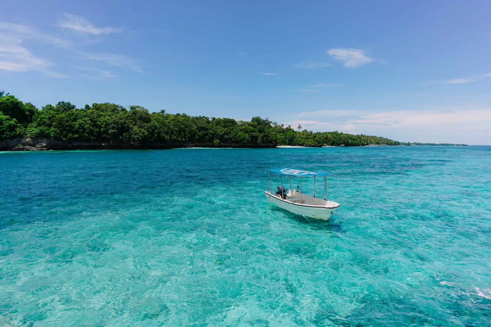 Jernihnya air di Pantai Sombu, Pulau Wangiwangi, Wakatobi, seakan menggoda orang untuk melompat ke dalamnnya. (Facebook/Xaverius Endro)