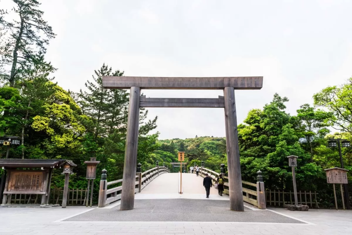 Kuil Shinto terkenal di Prefektur Mie, yaitu Kuil Ise Jingu, tempat untuk menghormati Dewa Amaterasu Omikami. (zekkeijapan.com)