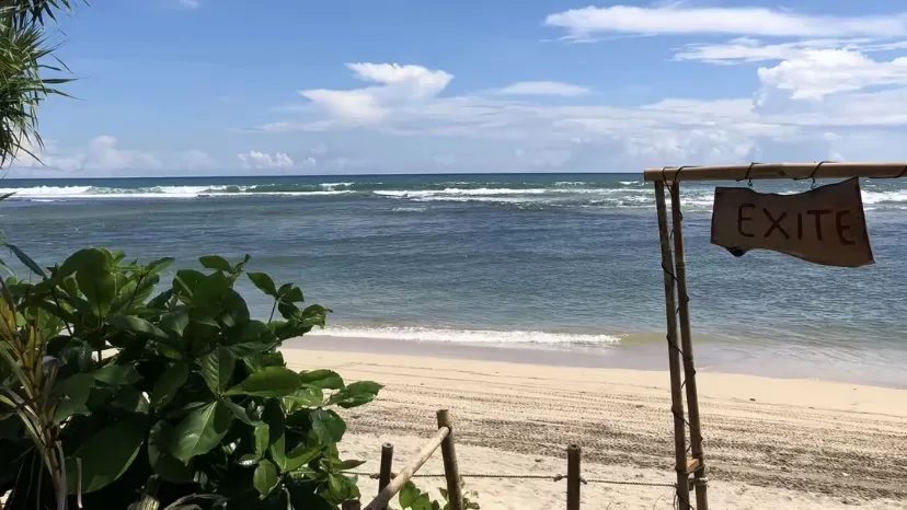 Pantai Minajaya cocok buat yang ingin menikmati sisi lain Sukabumi yang lebih tenang dan alami.