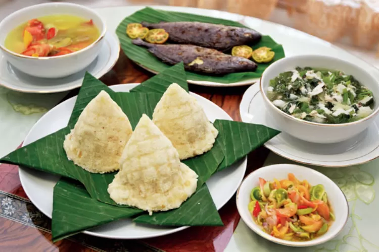 Kasuami merupakan makanan pokok masyarakat Wakatobi yang terbuat dari singkong yang diparut dan diperah airnya sampai kering.   (tradisikuliner.com)