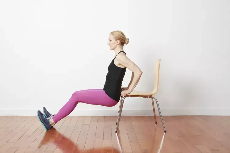 Ilustrasi. Gerakan tricep dips  (verywellfit.com)