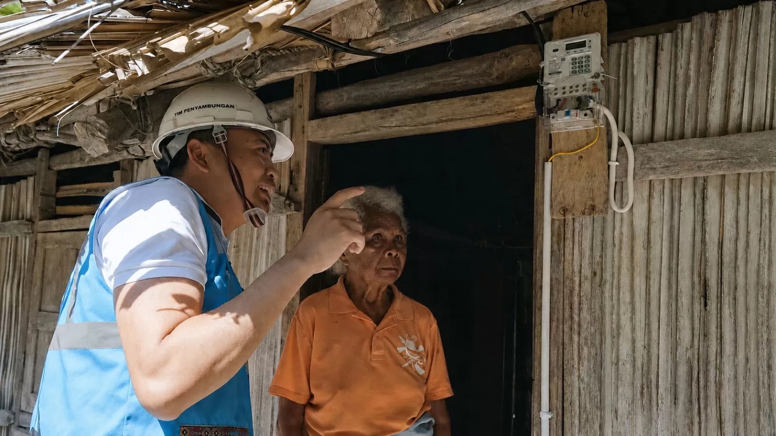 Petugas PLN melakukan edukasi kelistrikan kepada salah satu warga yang menerima penyambungan listrik program Listrik Desa PLN di Dusun Noemuke, Kabupaten Timor Tengah Selatan, Nusa Tenggara Timur. (Dok. PLN)