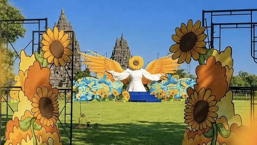 Bunga matahari raksasa dan sayap malaikat kini menghiasi kawasan Candi Prambanan.