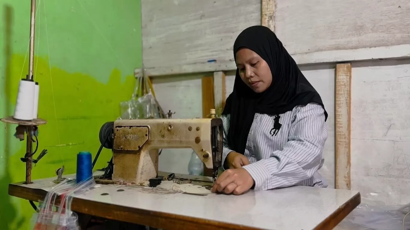 Berawal dari masa sulit saat pandemi, Ibu Ila bangkit bersama PNM Mekaar hingga mampu menyekolahkan anak dan memiliki rumah layak. (pnm.co.id)