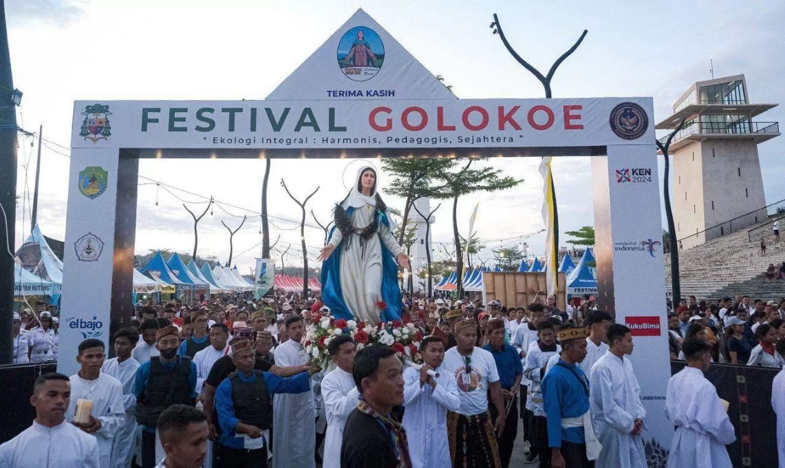 Festival Golo Koe Labuan Bajo 2026 resmi dibuka dengan aksi lingkungan, kolaborasi lintas komunitas, serta rangkaian budaya dan religi bertema ekologi berkelanjutan. (labuanbajotoday.com)