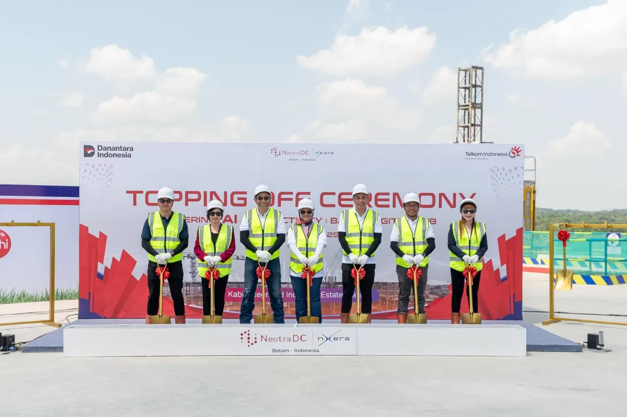 Topping off ceremony gedung pertama data center NeutraDC Nxera Batam (BTM-1), pada bulan Oktober 2025 lalu. (Dok. Telkom)