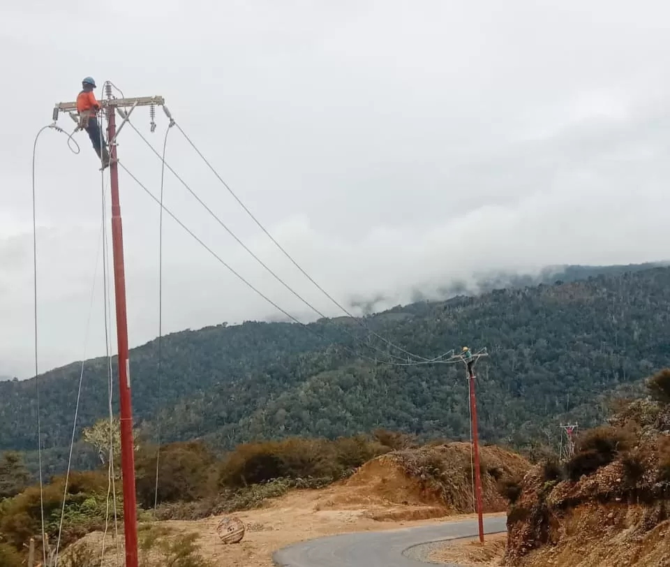 Petugas PLN ketika memasang konduktor pada Jaringan Tegangan Menengah di Distrik Hingk Kabupaten Pegunungan Arfak, Papua Barat. (Dok. PLN)