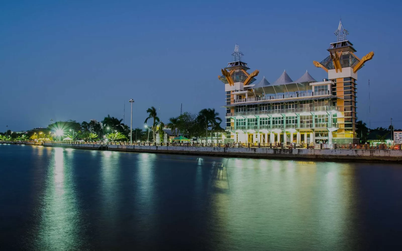 Menara Pandang berada di pinggir Sungai Martapura, Banjarmasin. Diresmikan 2014 dan langsung jadi tempat wisata favorit.  (disbudporapar.banjarmasinkota.go.id)
