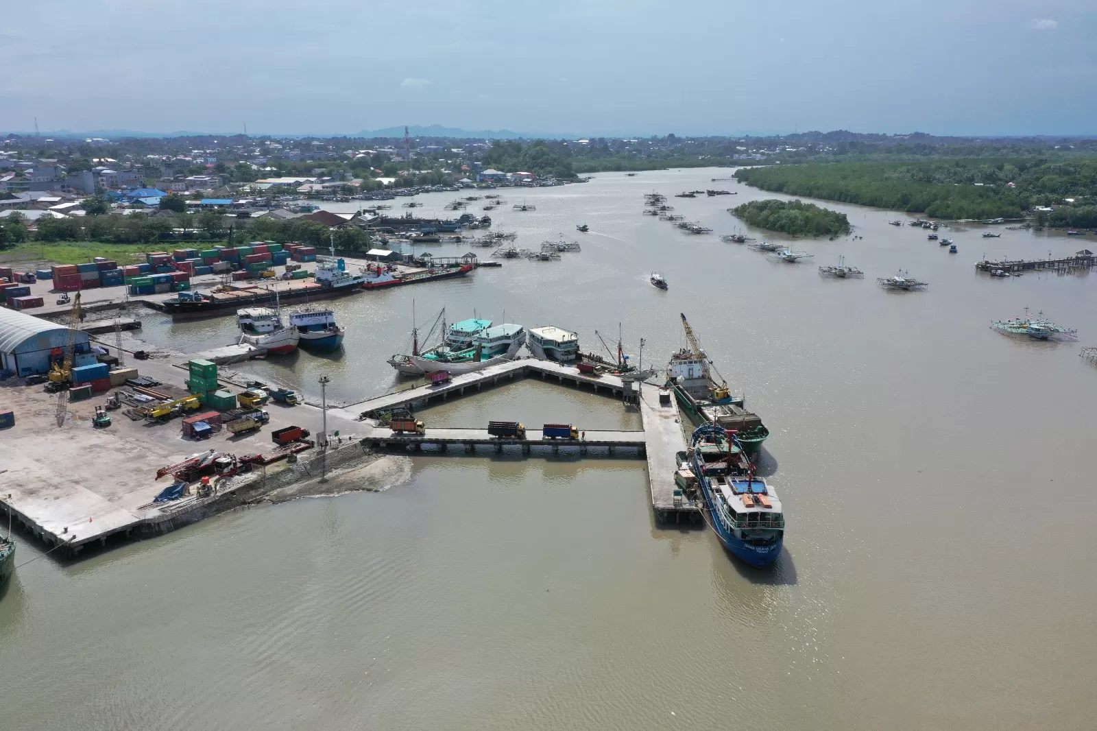 Aktivitas operasional di PTP Nonpetikemas Cabang Tanjung Pandan terus berjalan untuk memastikan kelancaran distribusi logistik serta mendukung kebutuhan masyarakat dan pelaku usaha di wilayah Belitung (DOK. PTP Nonpetikemas)