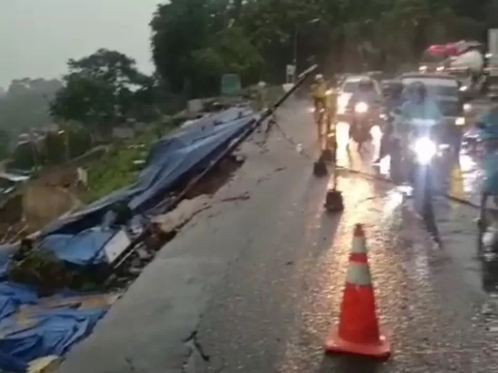 Jalan Menuju Stasiun Batu Tulis Kembali Longsor, Kini Lebih Parah ...