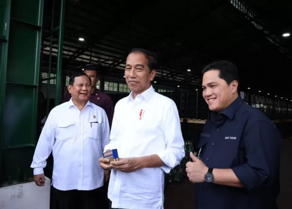Menteri Pertahanan Prabowo Subianto (kiri) dan Menteri BUMN Erick Thohir (kanan) mengendarai kendaraan taktis Maung 4x4 bersama Presiden Joko Widodo dan Ibu Negara Iriana Joko Widodo.