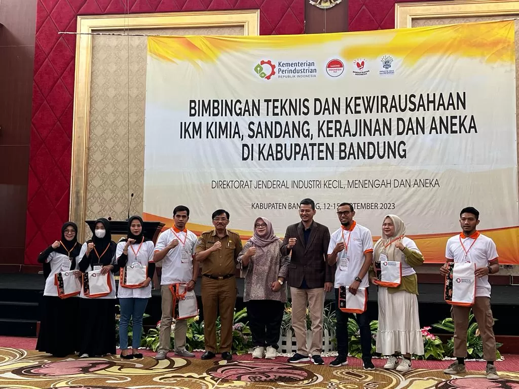 Anggota Komisi VII DPR, Diah Nurwitasari membuka Bimbingan Teknis Penumbuhan dan Pengembangan Wirausaha Baru Industri Kecil Menengah (WUB IKM) di Hotel Sutan Raja Kabupaten Bandung, Selasa (12/9/2023)