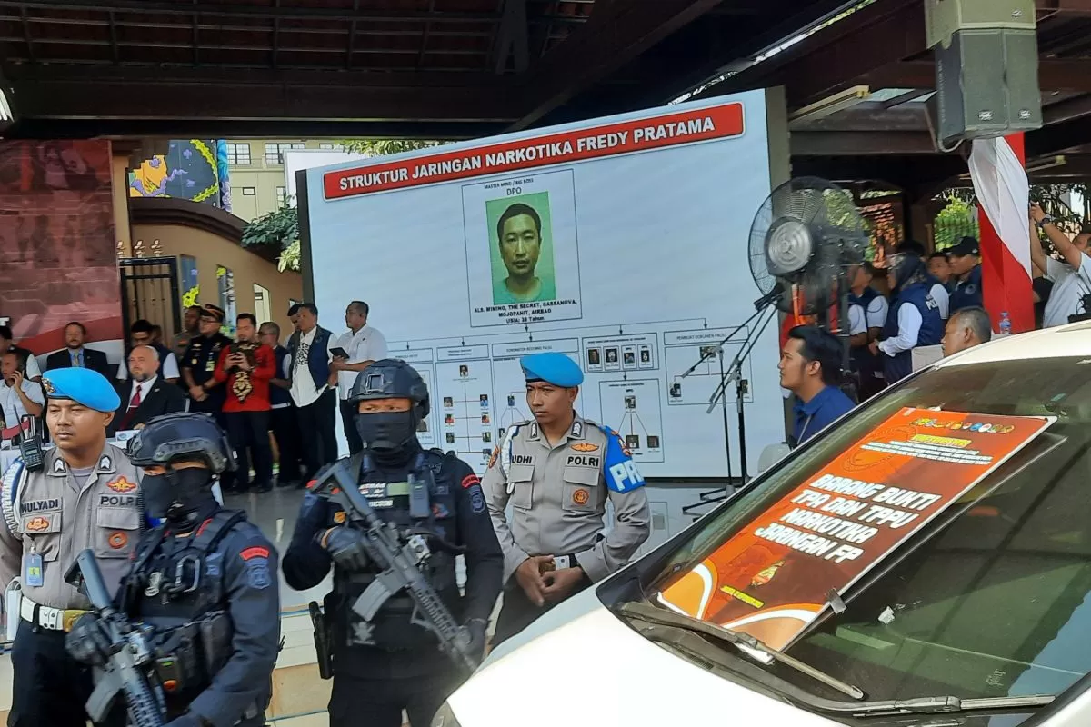 Bareskrim Polri merilis gambar gembong narkoba Fredy Pratama dalam pengungkapan kasus penangkapan 39 tersangka jaringan Fredy Pratama di Lapangan Bhayangkara, Jakarta, Selasa (13/9/2023) (ANTARA)