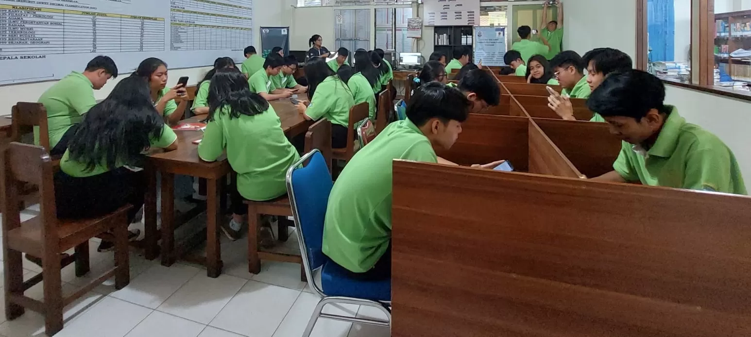 Kelas XII IPS A SMA Santo Paulus Pontianak: Membangun Literasi Digital ...