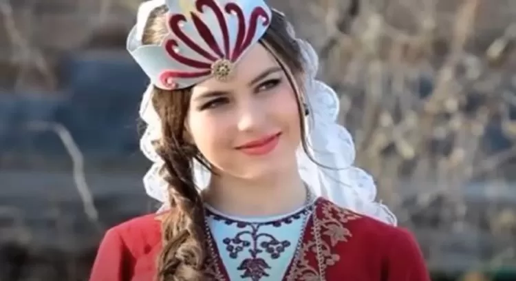 Wanita Suku Hunza penghuni lembah di pegunungan Himalaya wilayah utara Pakistan terkenal akan kecantikannya  (Tangkapan Layar YouTube Curious Earth)