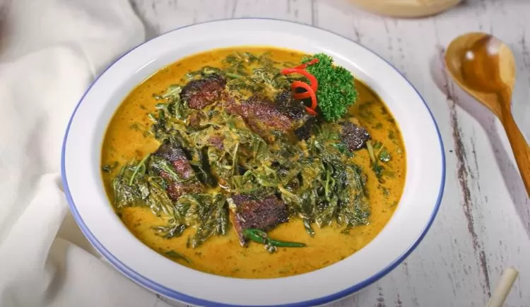 Ikan asap masak rempah dengan kombinasi sayur pakis paku dijamin nikmat untuk sajian keluarga tercinta di rumah  (Tangkapan Layar YouTube Simple Rudy TV)