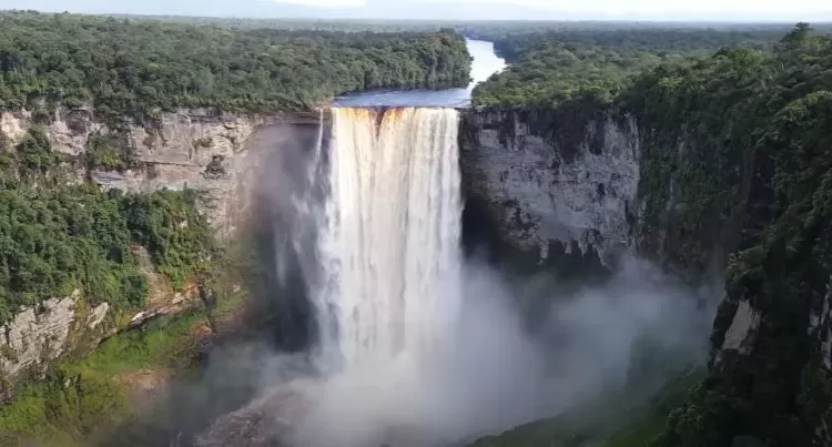 Air Terjun Kaieteur di Hutan Hujan Amazon Guyana dinyatakan terbesar di dunia berdasarkan debit air yang mengalir  (tangkapan layar youtube TheLifeOfJord)