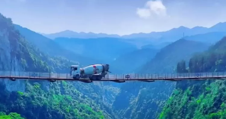 Jembatan "melayang" tanpa pilar penyangga di antara tebing dan lembah Distrik Wulong, Kota Chongqing, China  (tangkapan layar youtube MJ MASTER JUNIOR)