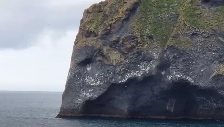 Elephant Rock sebuah formasi batuan alam yang menyerupai seekor gajah raksasa terletak di kota Hvolsv&ouml;llur, pantai selatan Islandia. (tangkapan layar youtube GutnTog)