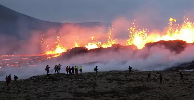 Aktivitas vulkanik Gunung Litlihrutur Islandia lebih besar terjadi selama musim dingin dan menjadi daya tarik wisatawan yang suka berpetualang  (tangkapan layar youtube GutnTog)