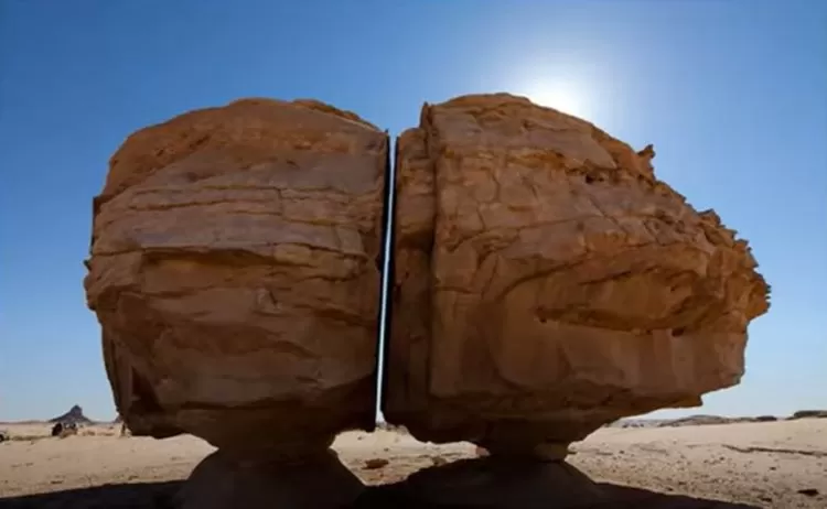 Al-Naslaa formasi batu terbelah dua secara sempurna yang mengundang rasa ingin tahu dan spekulasi selama bertahun-tahun  (tangkapan layar youtube Candu Fakta)
