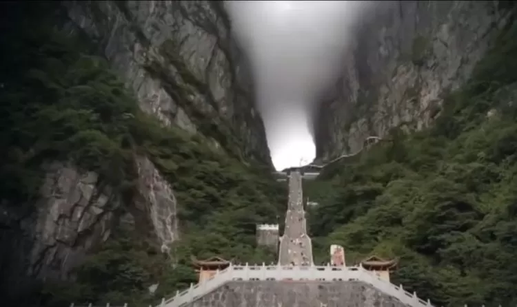 Heaven's Gate atau "Gerbang Surga" di Gunung Tianmen China dengan 999 anak tangga yang harus dinaiki untuk mencapai gua  (tangkapan layar YouTube Universal Facts)