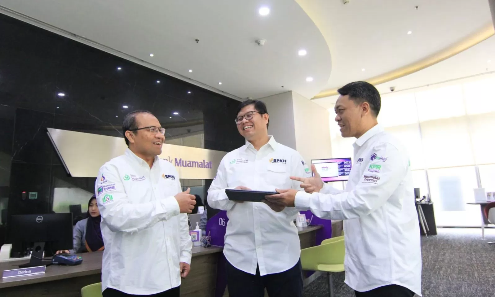  Indra Falatehan (tengah) didampingi oleh Direktur Keuangan dan Strategi Bank Muamalat Suhendar (kanan) dan Direktur Operasi dan Digital Bank Muamalat Wahyu Avianto (kiri) (Bank Muamalat)